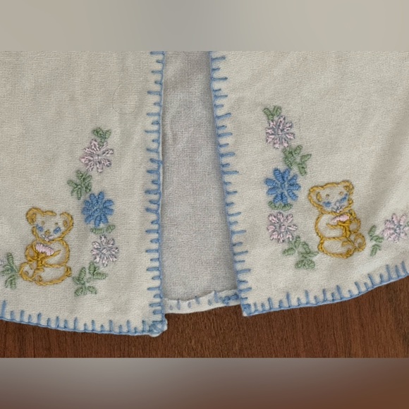 Vintage Hand-Embroidered Baby Sweater – White Blue & Teddy Bear 0-3 Mos - Picture 3 of 5